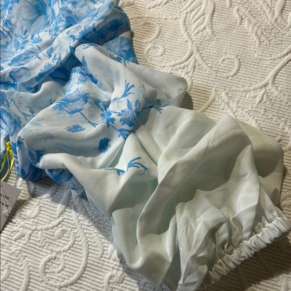 Floral Off-Shoulder Blouse - Blue and White. NWT. Size Large - Picture 10 of 12